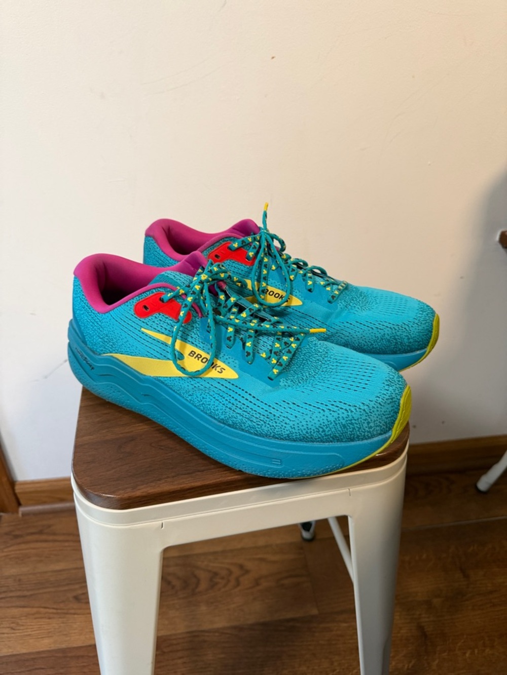 Brooks rundisney Ghost Max 2 Turquoise Sneakers with Pink and Yellow Accents